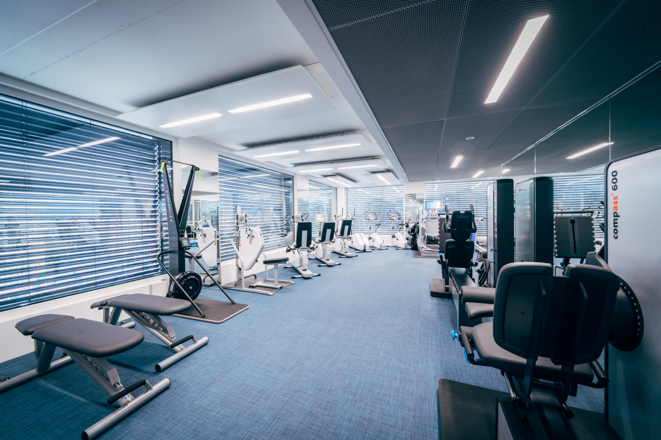 Salle de physiothérapie avec machine de traitement et renforcement musculaire