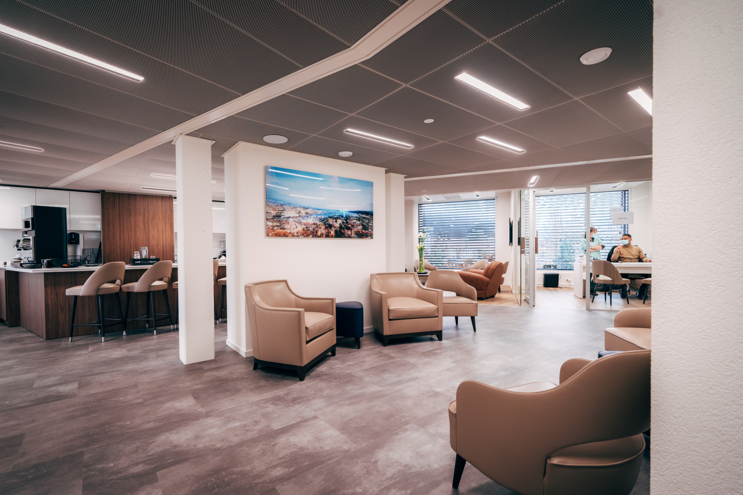 Salle d'attente avec fauteuil, tableau et bar