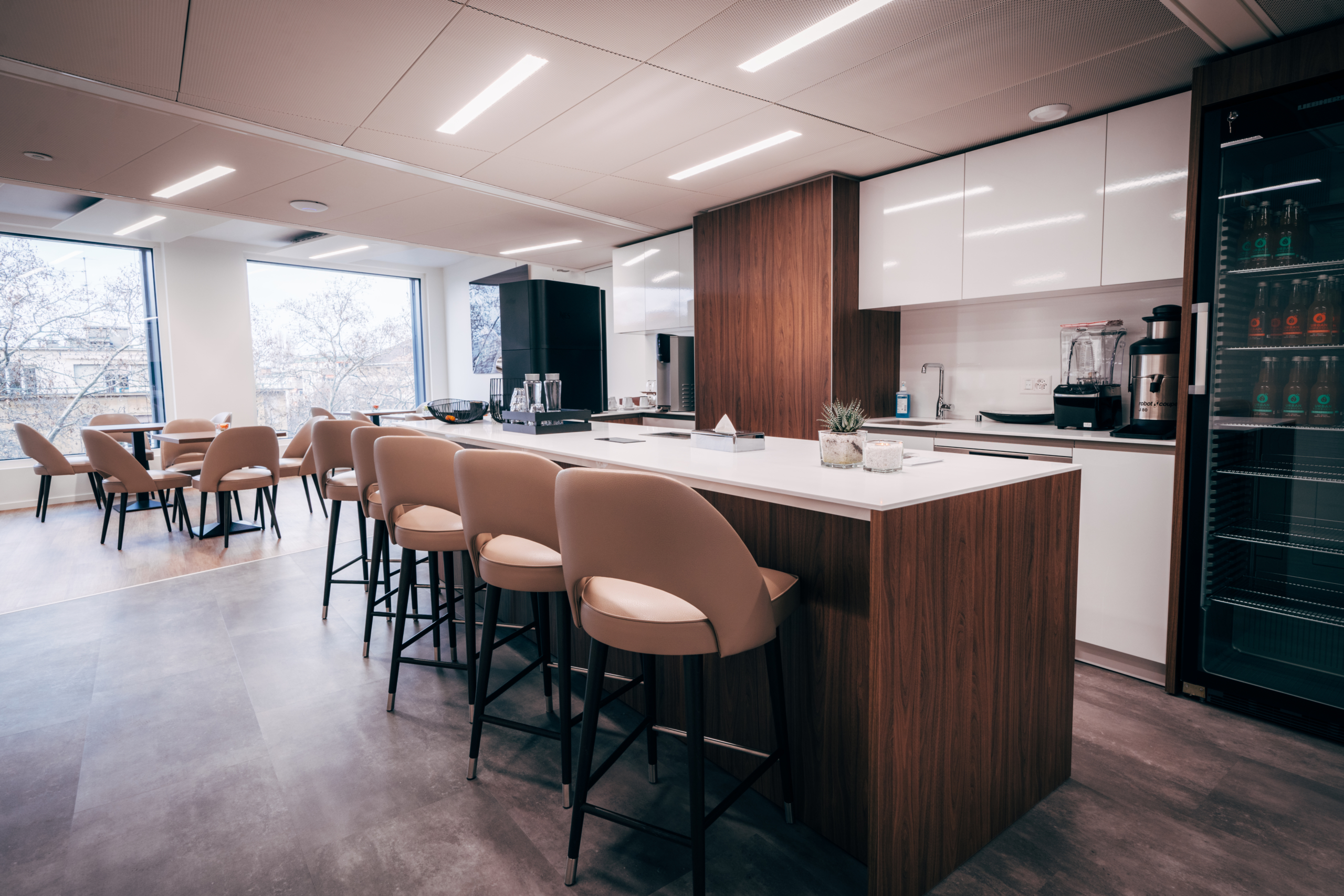 Bar Care Charmilles avec petit salon